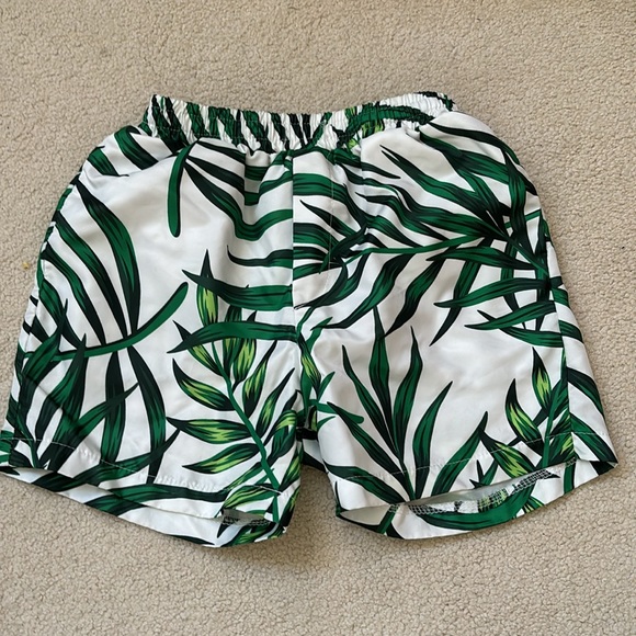 Two boys, Hawaiian swim trunks size 6/7 - Picture 5 of 8